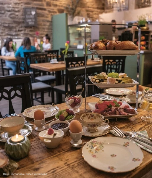 Der gemütliche Innenraum mit allerlei Leckereien © Café Heimatliebe