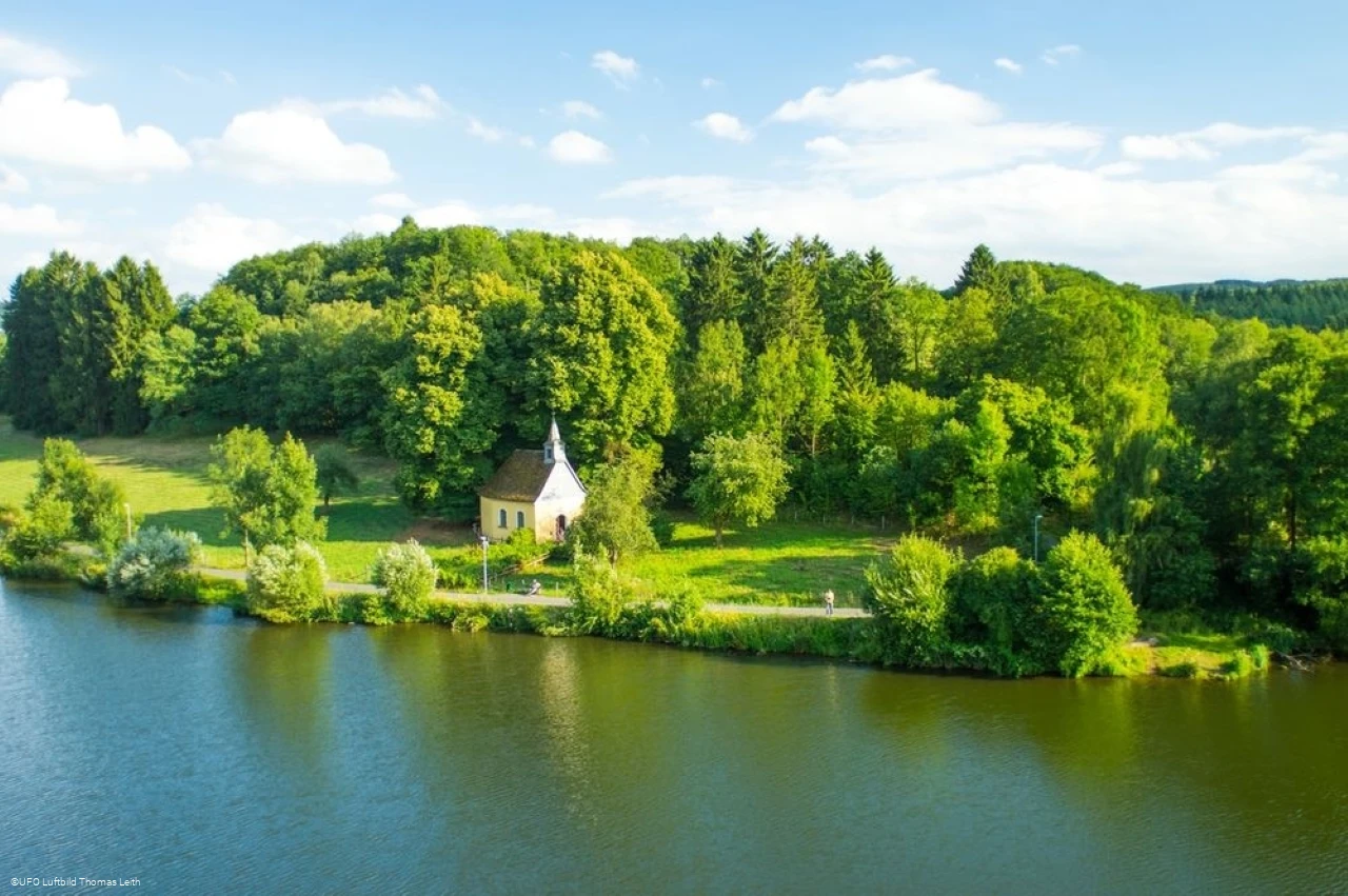 Valentinskapelle am Olper Obersee.jpg