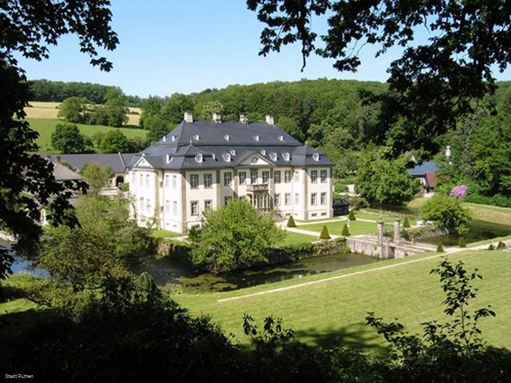 Schloss Körtlinghausen mit alter Sägemühle am rech