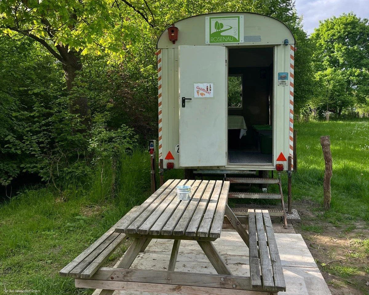 Rast-Bauwagen am Wanderweg an der Rosenau