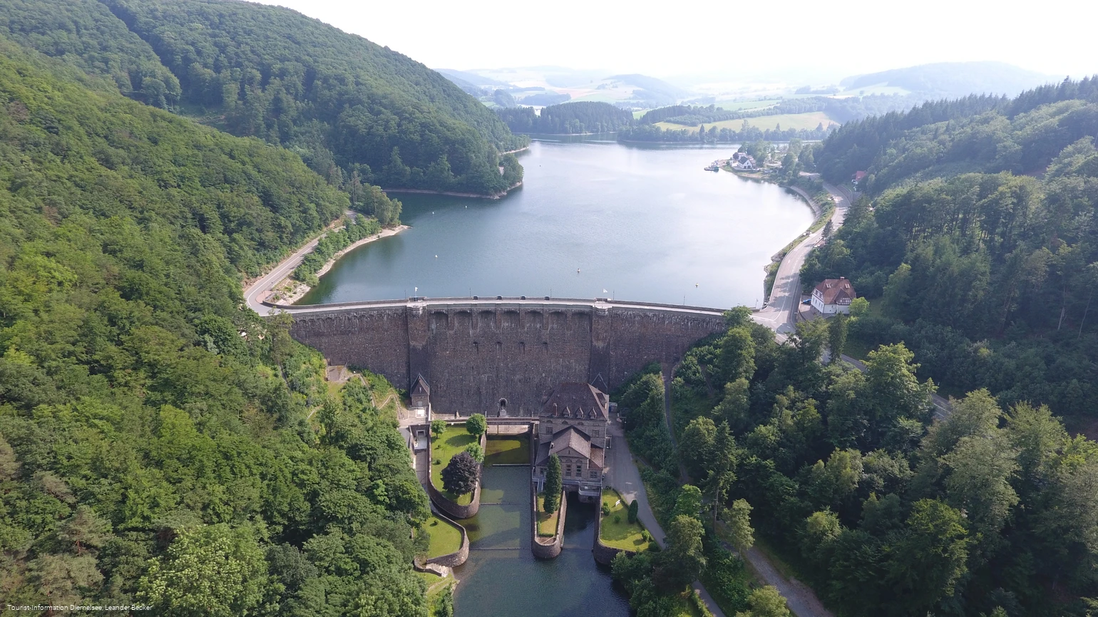 Staumauer - Leander Becker.JPG