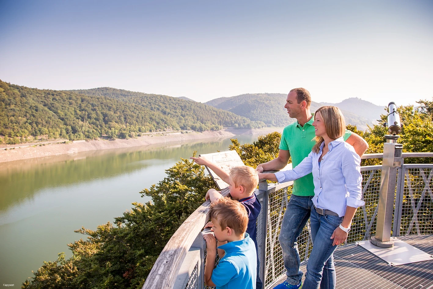 Familie auf dem Baumkronenweg Familie auf dem Baumkronenweg