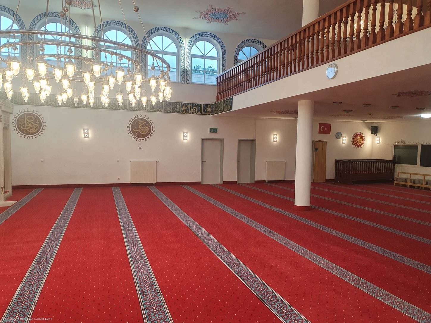 Moschee Gebetssaal ohne Personen (Norbert Arens, Personen mit KI entfernt).png