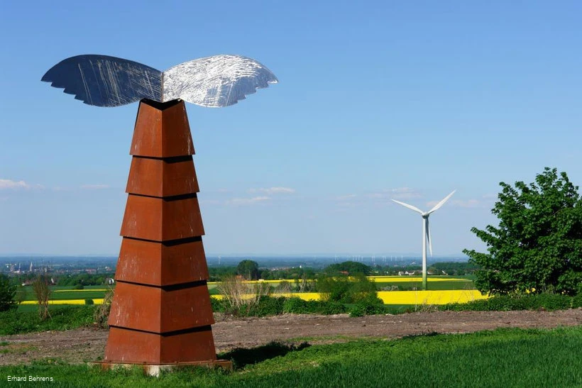 6. Wegmarke Millennium Mamma.jpg