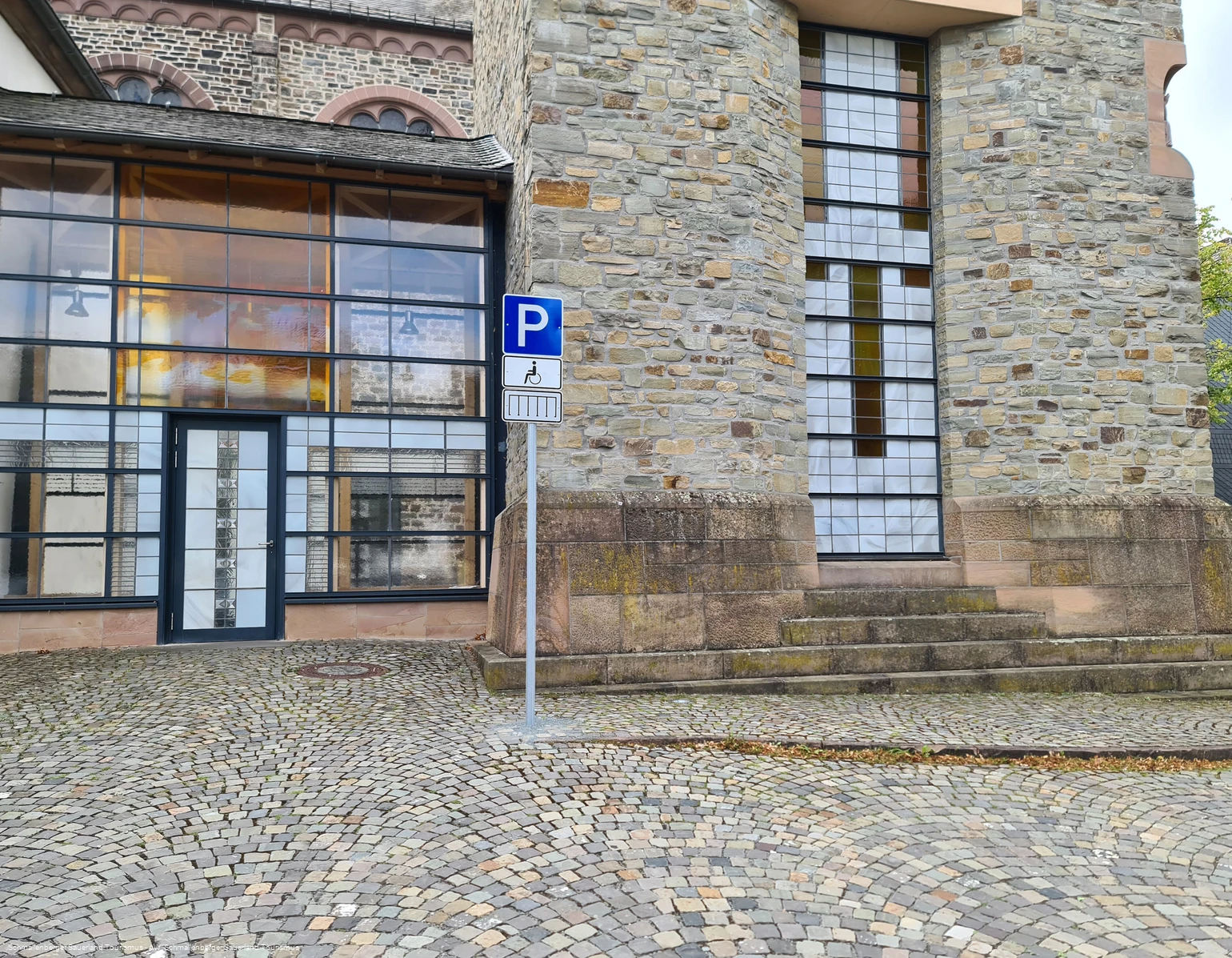 Barrierefreier Pakplatz an der St. Alexander Pfarrkirche Schmallenberg