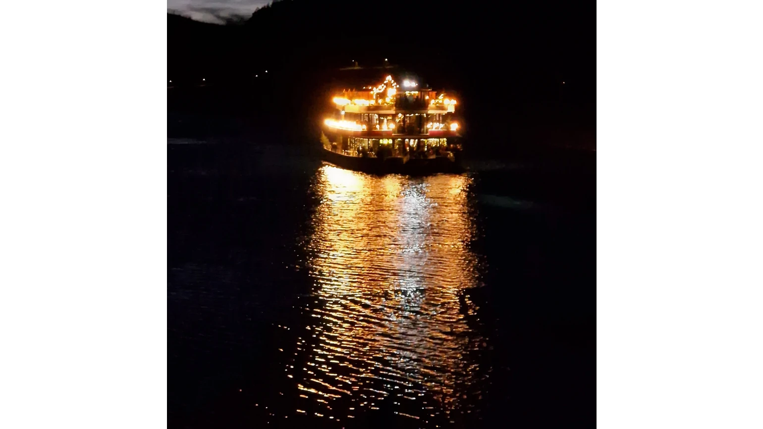 Weihnachtlich beleuchtete EMS Hennesee