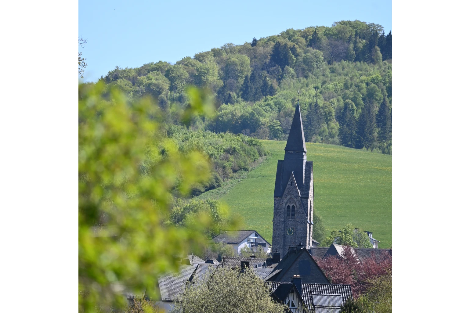 St. Anna Kirche in Nuttlar (Blick vom Ortsteil Alfert)