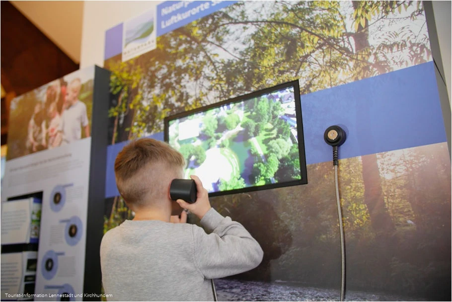 Die interaktive Wand hält viele Informationen für Die interaktive Wand hält viele Informationen für