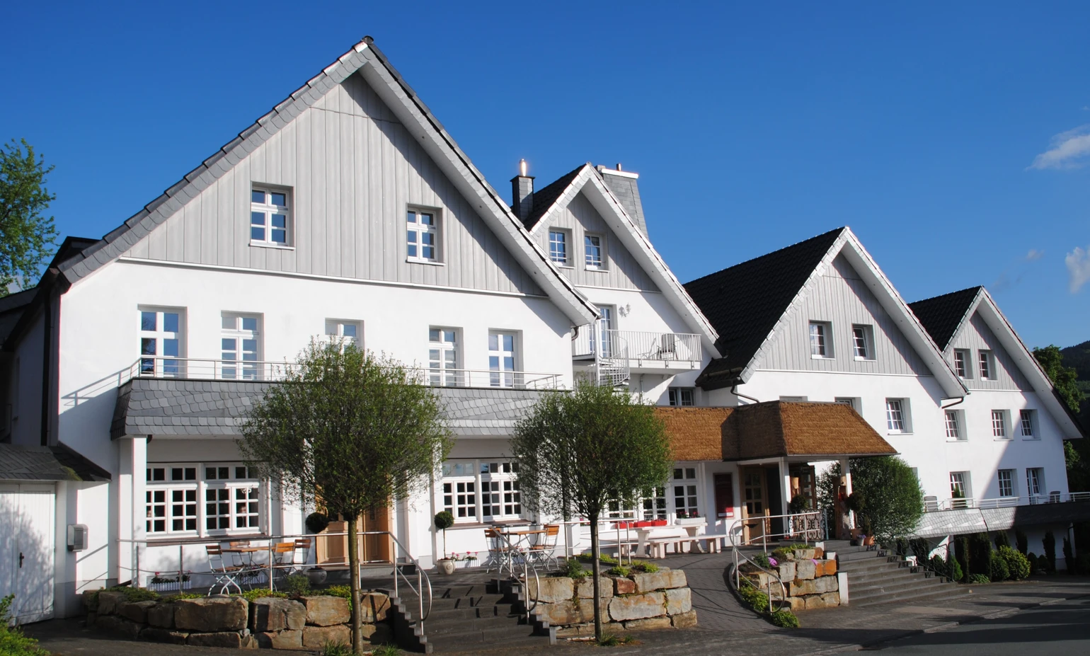 Aussenansicht, wenig Straße.JPG