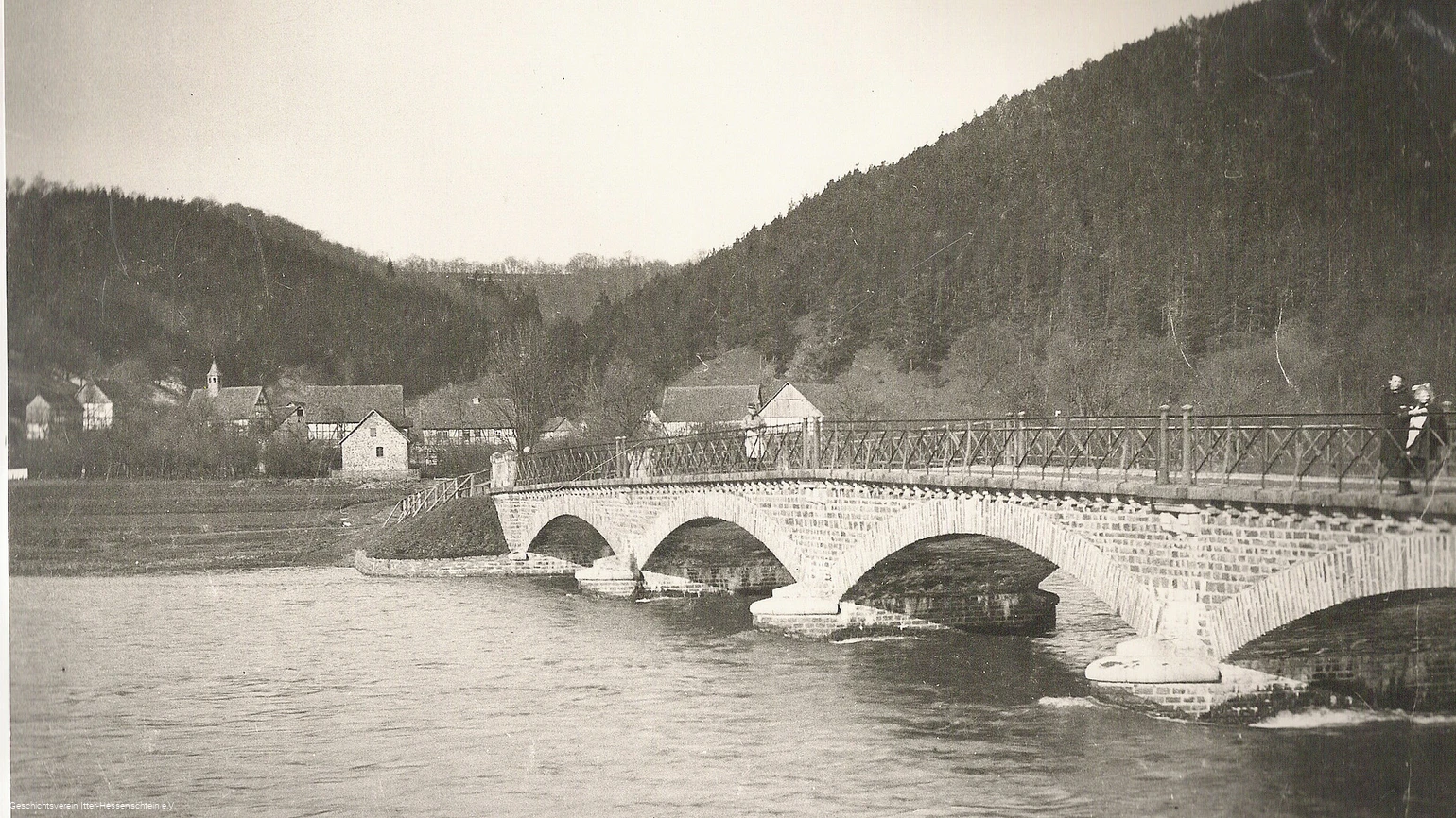 Edersee Atlantis_Die Aseler Brücke_Geschichtsverein Itter-Hessenschtein e.V..jpg