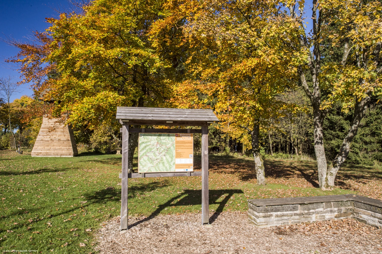 Immer wieder helfen Hinweistafeln wie diese am Wanderportal in Schanze bei der Orientierung