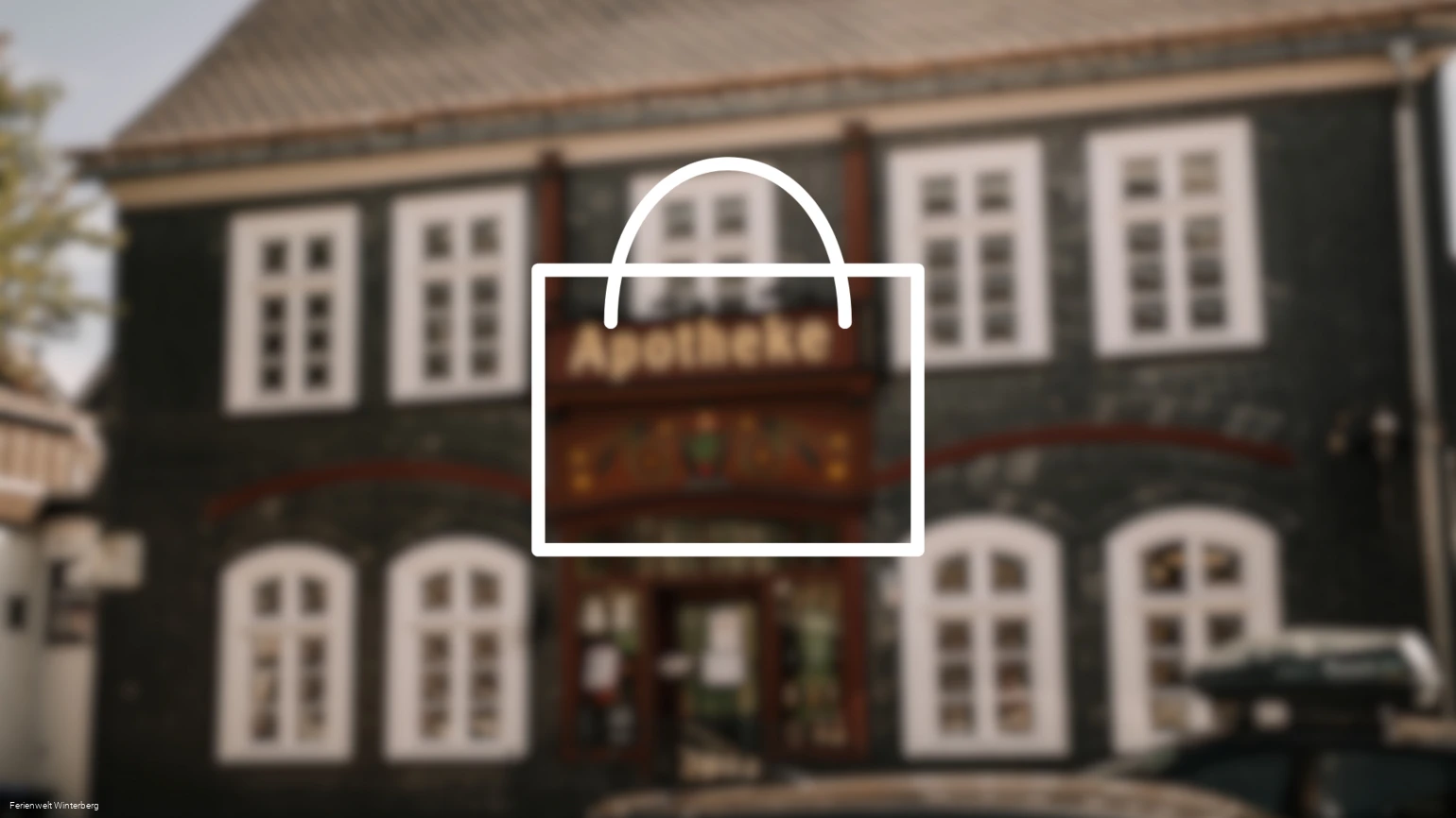 Verschwommenes Bild einer Apotheke mit der Zeichnung eines Koffers im Vordergrund. Dieses Bild dient als Symbolbild für Apotheken. Verschwommenes Bild einer Apotheke mit der Zeichnung eines Koffers im Vordergrund. Dieses Bild dient als Symbolbild für Apotheken.