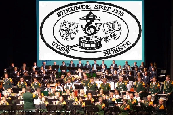 Foto Bühne mit Emblem.jpg Foto Bühne mit Emblem.jpg