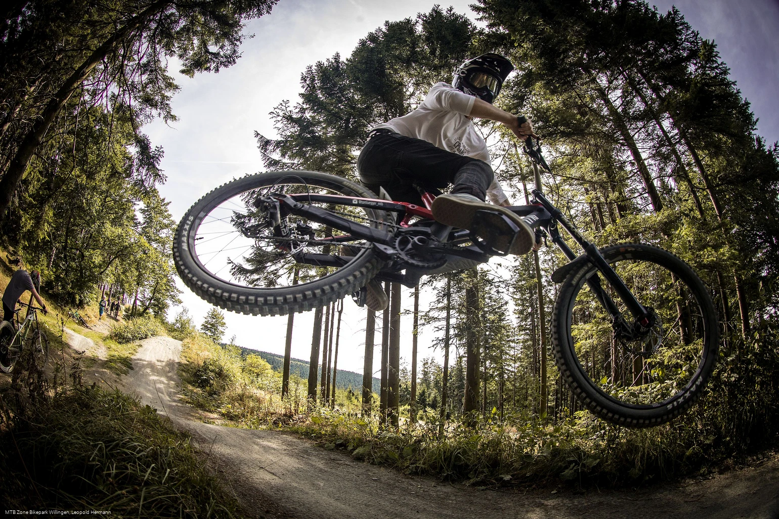 freeride-willingen-sprung-akrobatik c) leopold-hermann-mtb-zone-bikepark-willingen.jpg