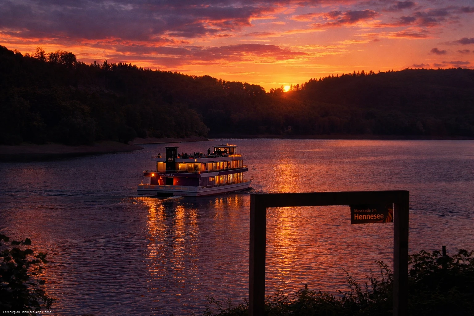 Abendstimmung am Hennesee mit Schiff Abendstimmung am Hennesee mit Schiff
