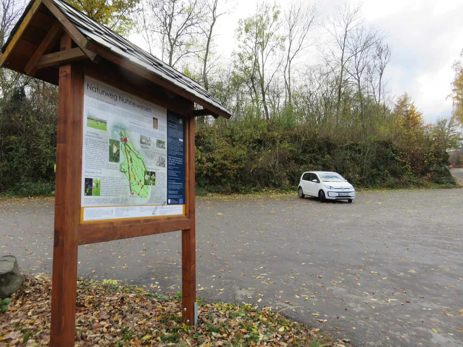 Parkplatz Kirche-Halleberg1.JPG Parkplatz Kirche-Halleberg1.JPG