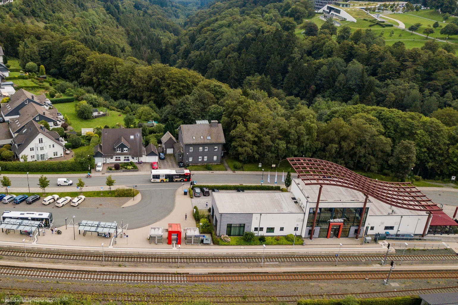 WINTERBERG_AUGUST_2023_TEIL1_STEPHANPETERSDESIGN.DE-070(1), Bahnhof Luftaufnahme.jpg