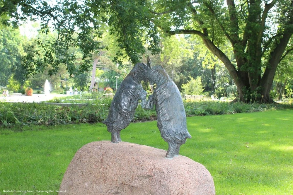 Ziegenböckchen-Skulptur im Kurpark Bad Sassendorf