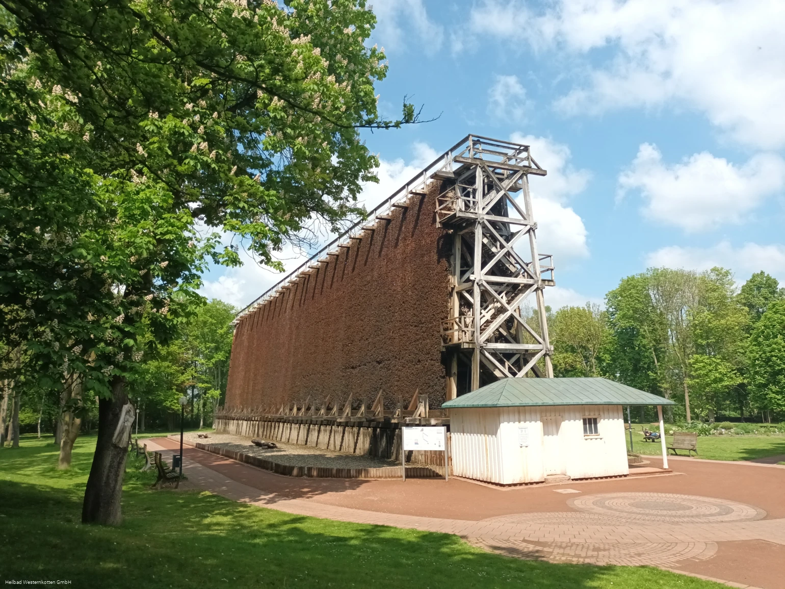 Gradierwerk II Kurpark Bad Westernkotten.jpg