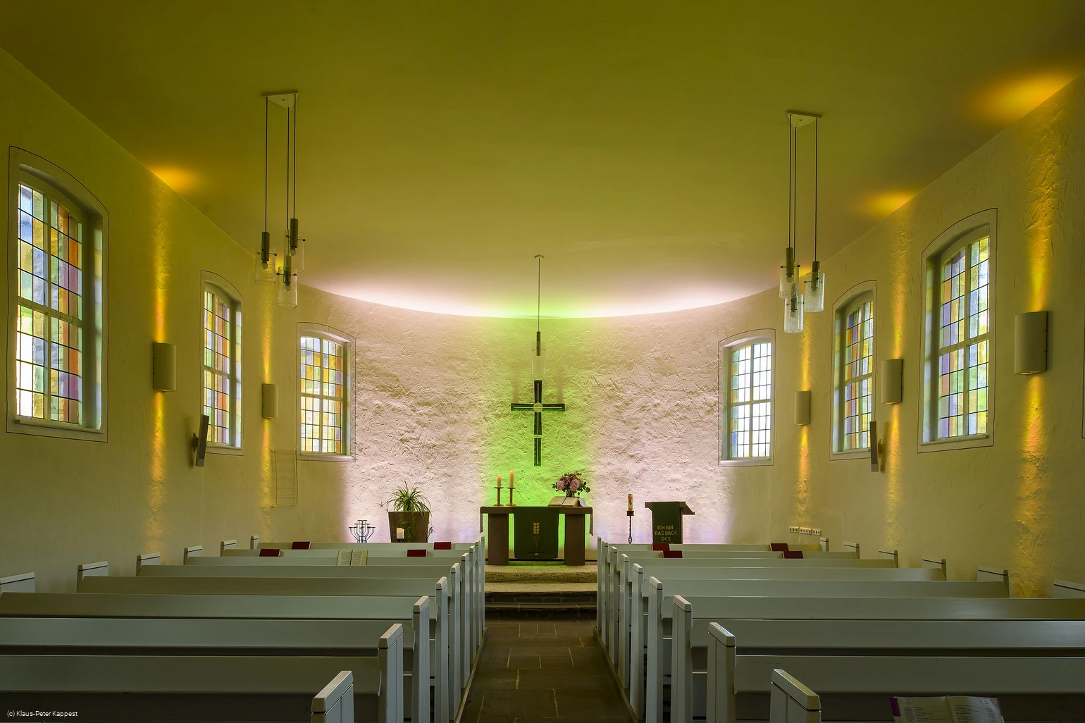 lichterkirche-rattlar-lichtspiel-dezent c) tourist-info-willingen-klaus-peter-kappest.jpg
