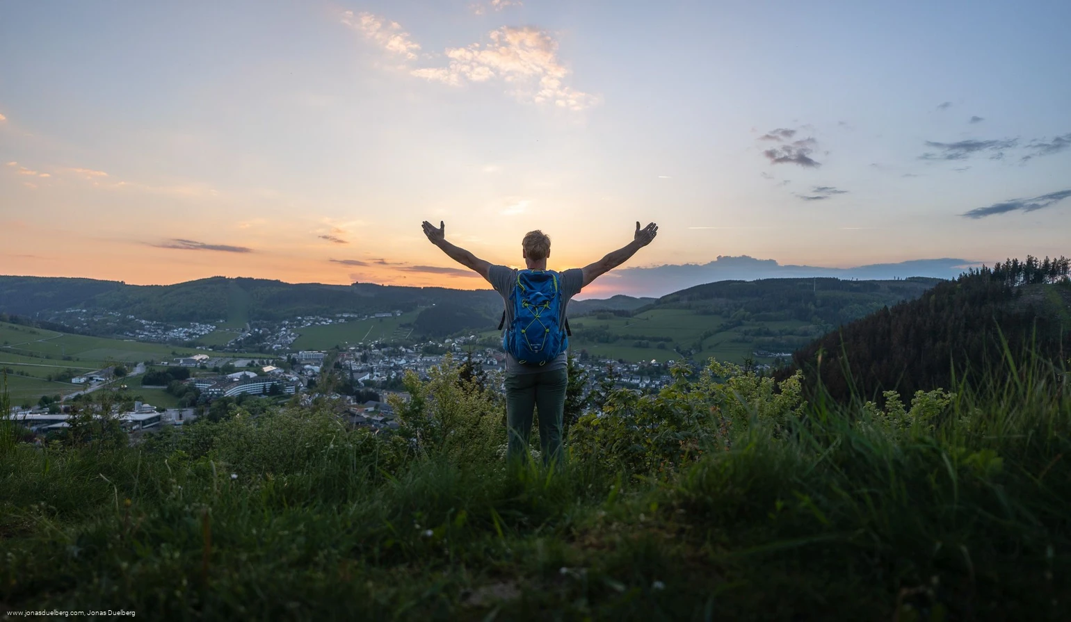 Wanderer auf dem Orenberg bei Sonnenuntergang Wanderer auf dem Orenberg bei Sonnenuntergang