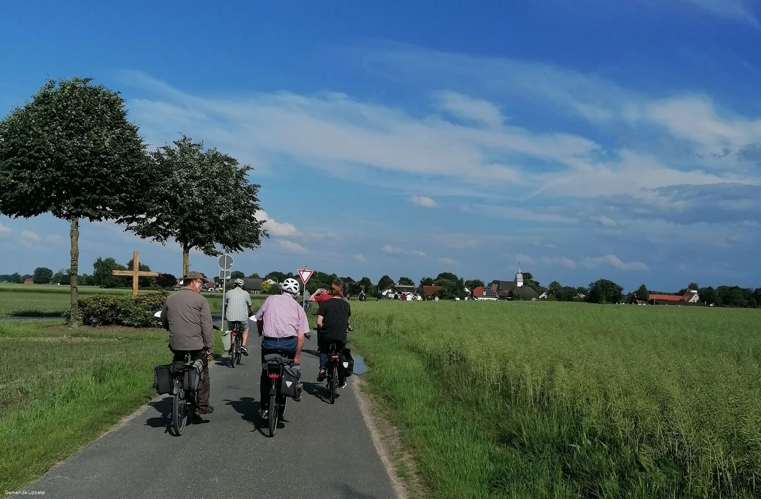 Radfahrer von hinten.jpg Radfahrer von hinten.jpg