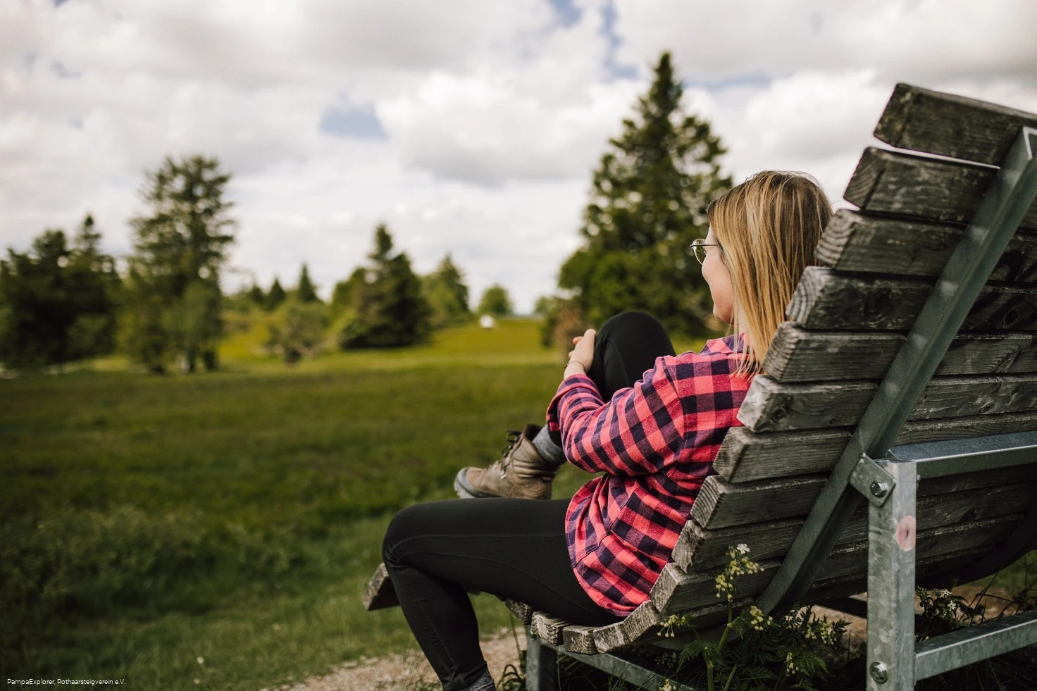 Frau auf einem Rothaarsteig-Waldsofa