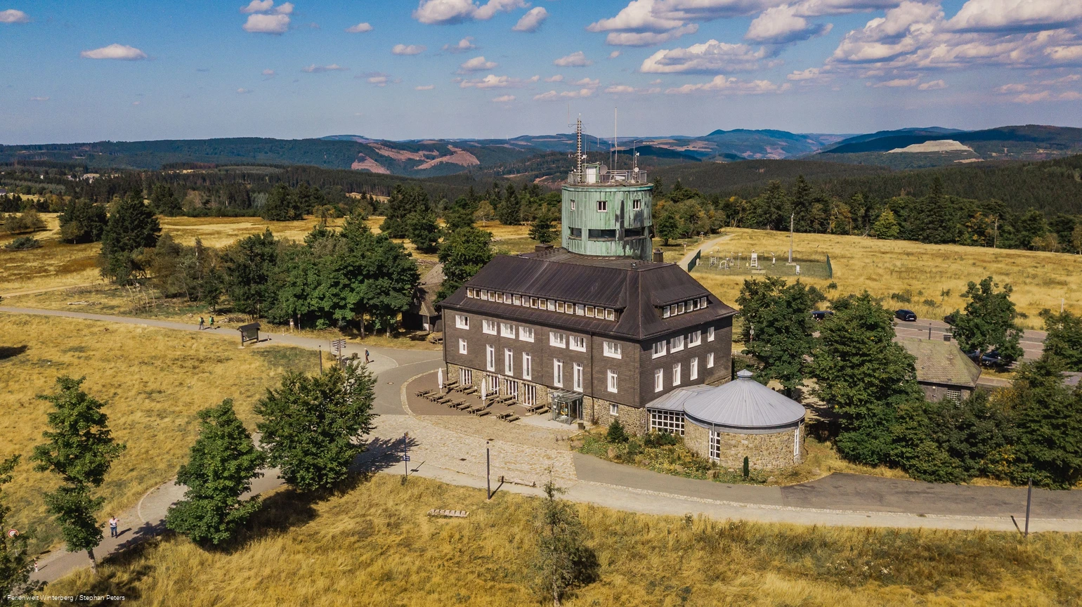 Drohnenaufnahme vom Astenturm mit der Wetterstation in landschaftlicher Umgebung.