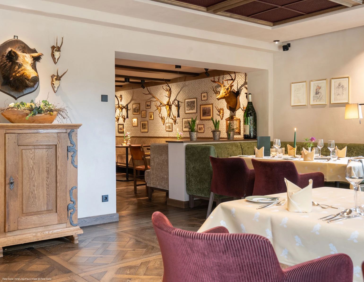 Jagdhaus Wiese Traditionell-modern gestaltetes Restaurant