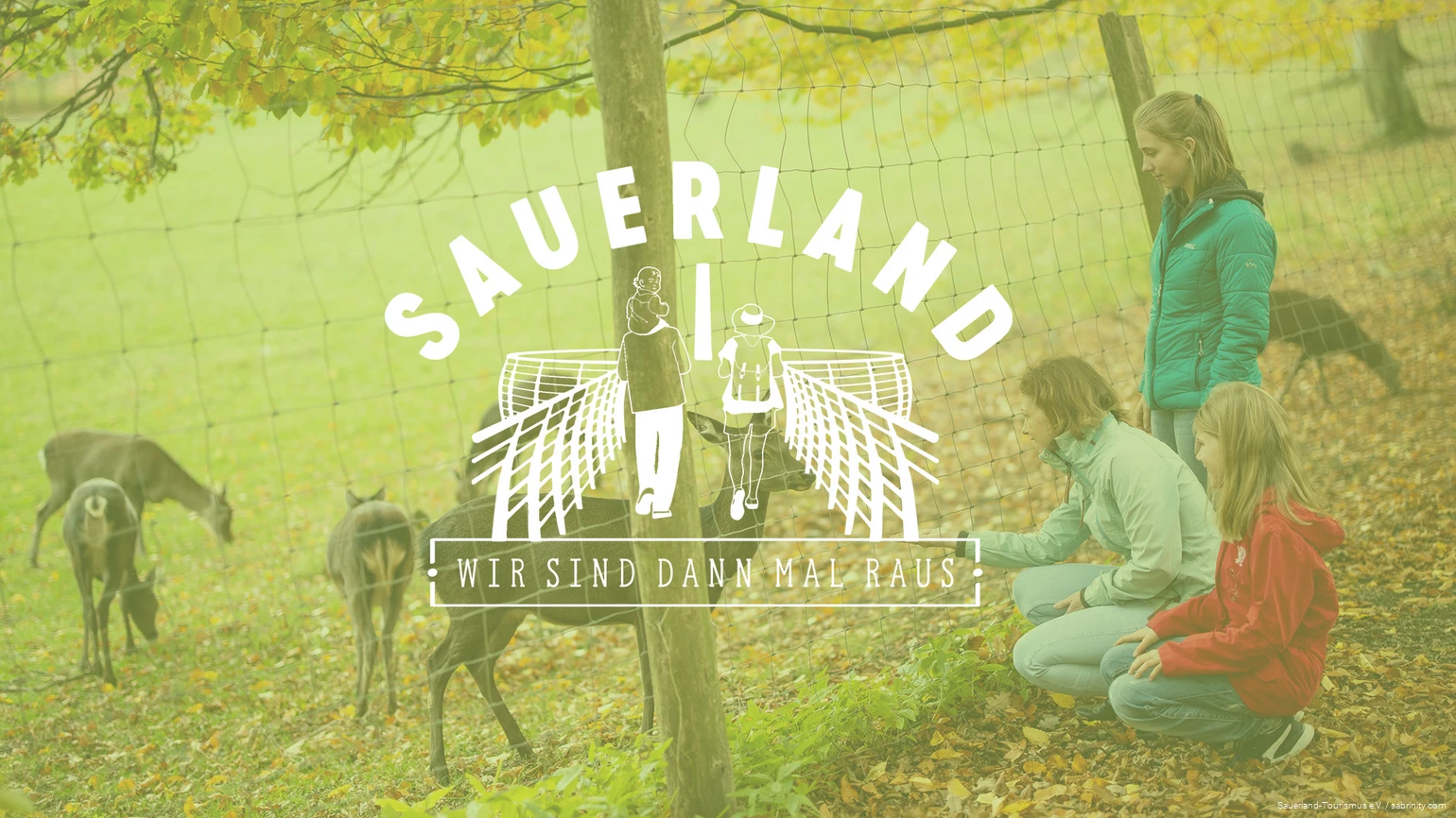 Im Hintergrund sind drei Mädchen an einem Gehege eines Tierparks. Im Vordergrund der Schriftzug "Sauerland - Wir sind dann mal raus".