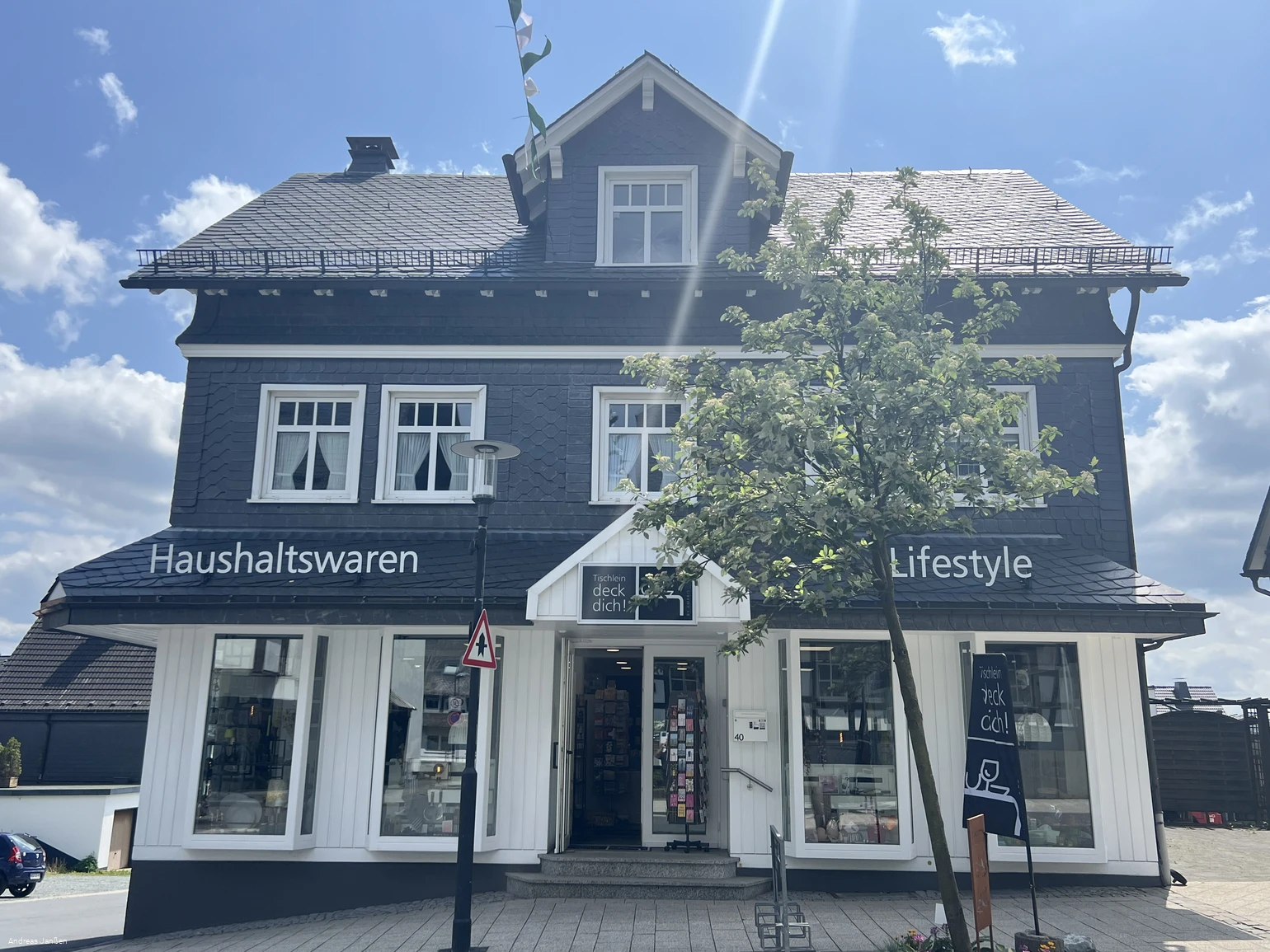 Ein dreistöckiges Haus mit Verkaufsräumen im Erdgeschoss.jpg