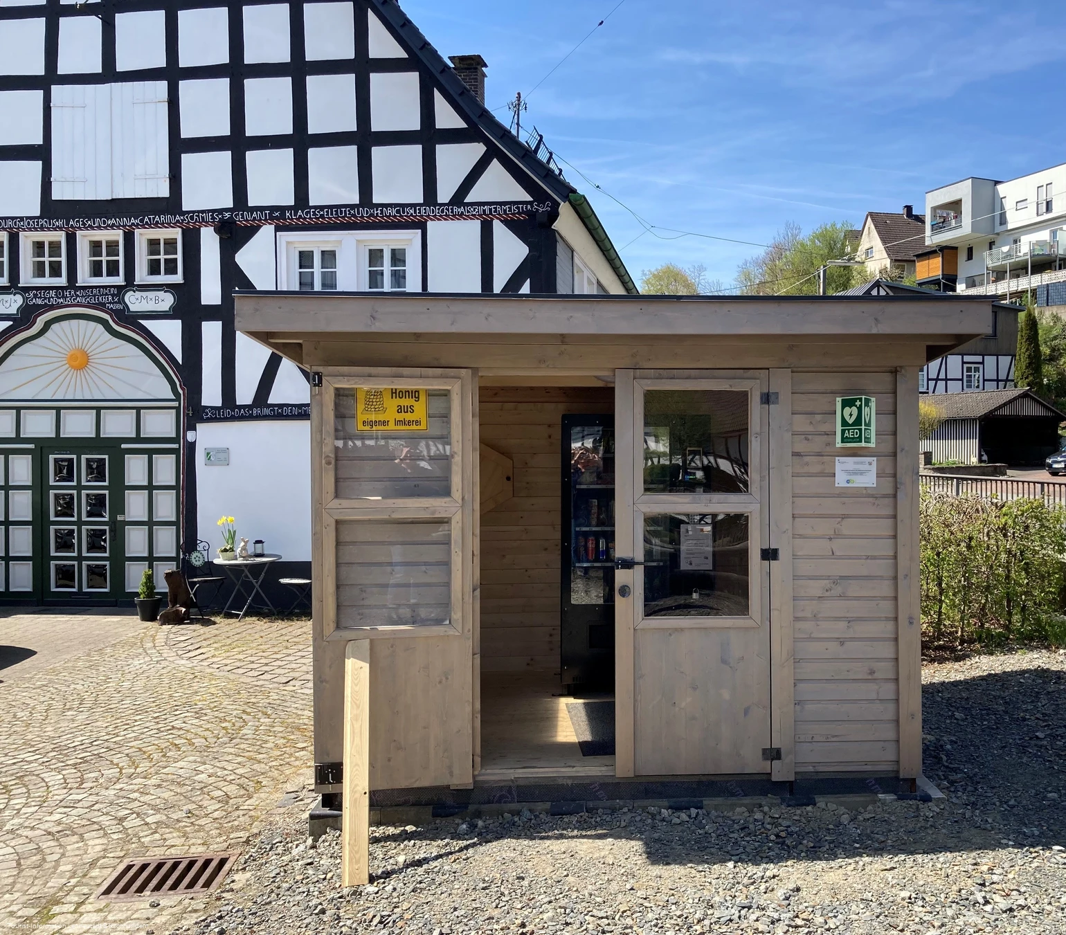 Dorf-Kiosk Kirchveischede außen.jpg Dorf-Kiosk Kirchveischede außen.jpg