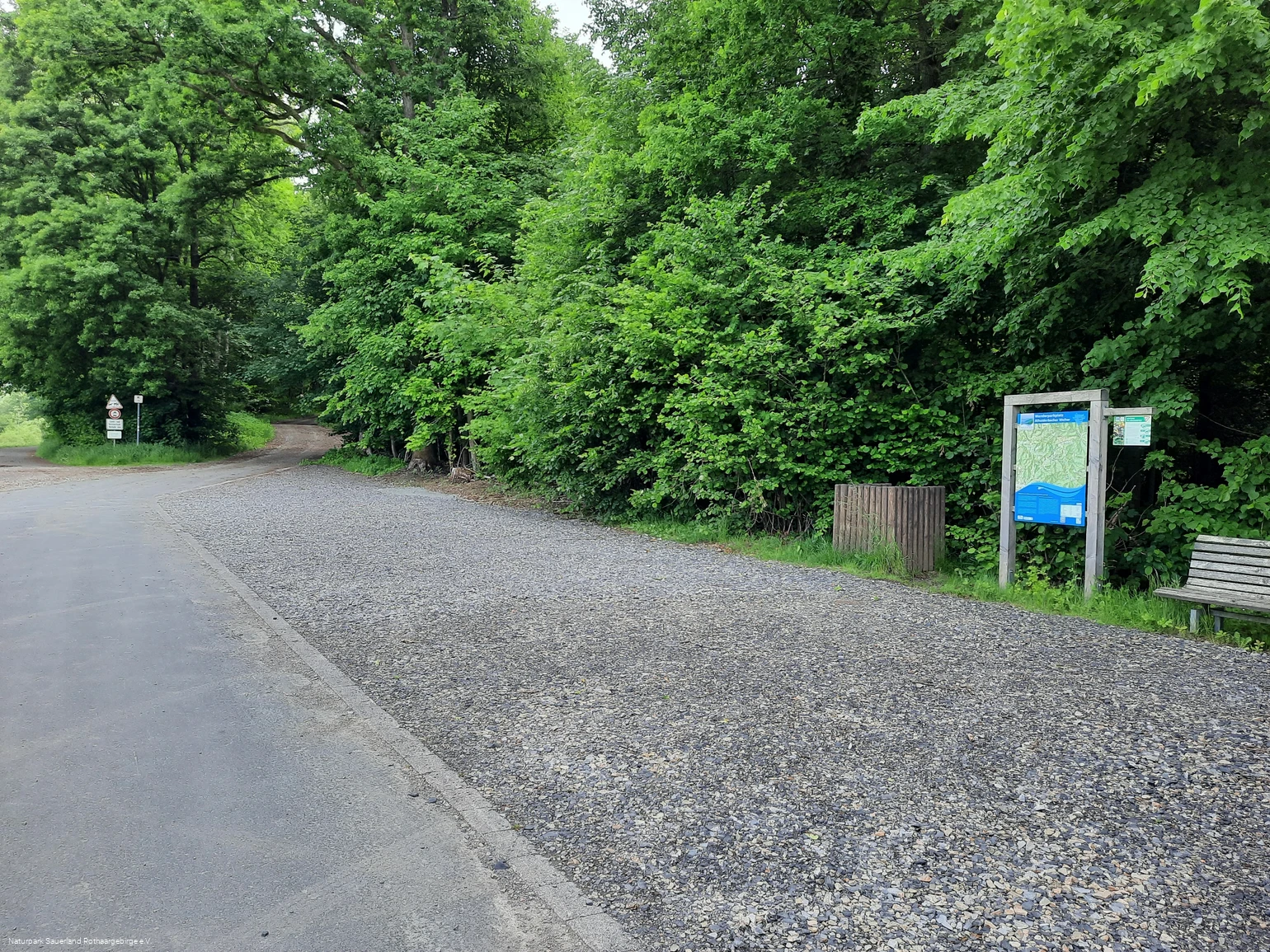 Wanderparkplatz unweit des Afholderbacher Weihers
