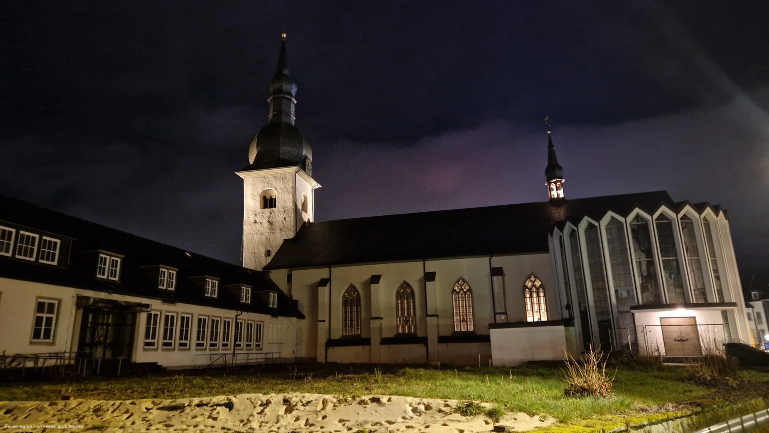 St Walburga Kirche Meschede abends