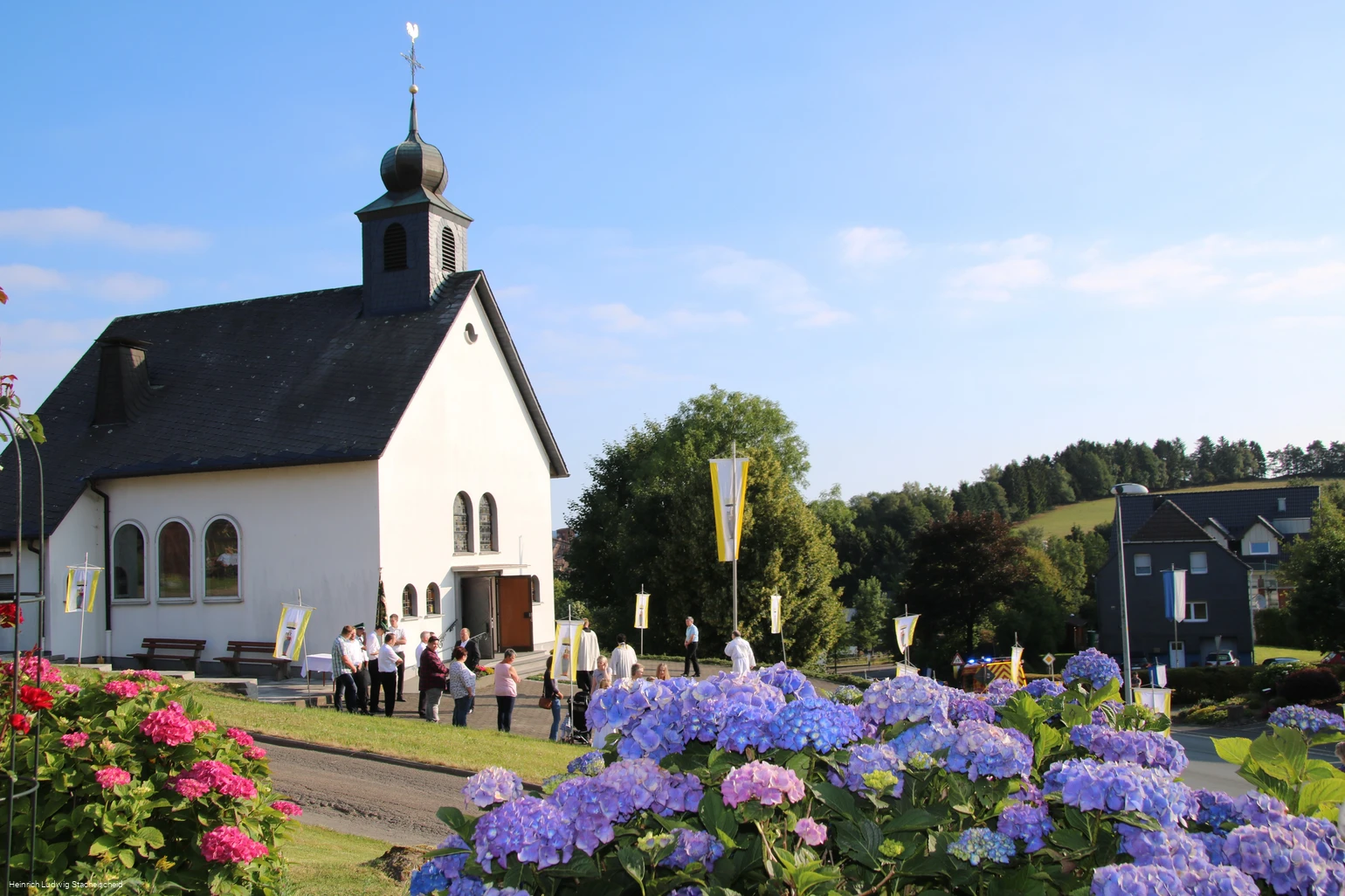 Sendschotter Umgang an der Schedaer Kapelle 2018.JPG Sendschotter Umgang an der Schedaer Kapelle 2018.JPG