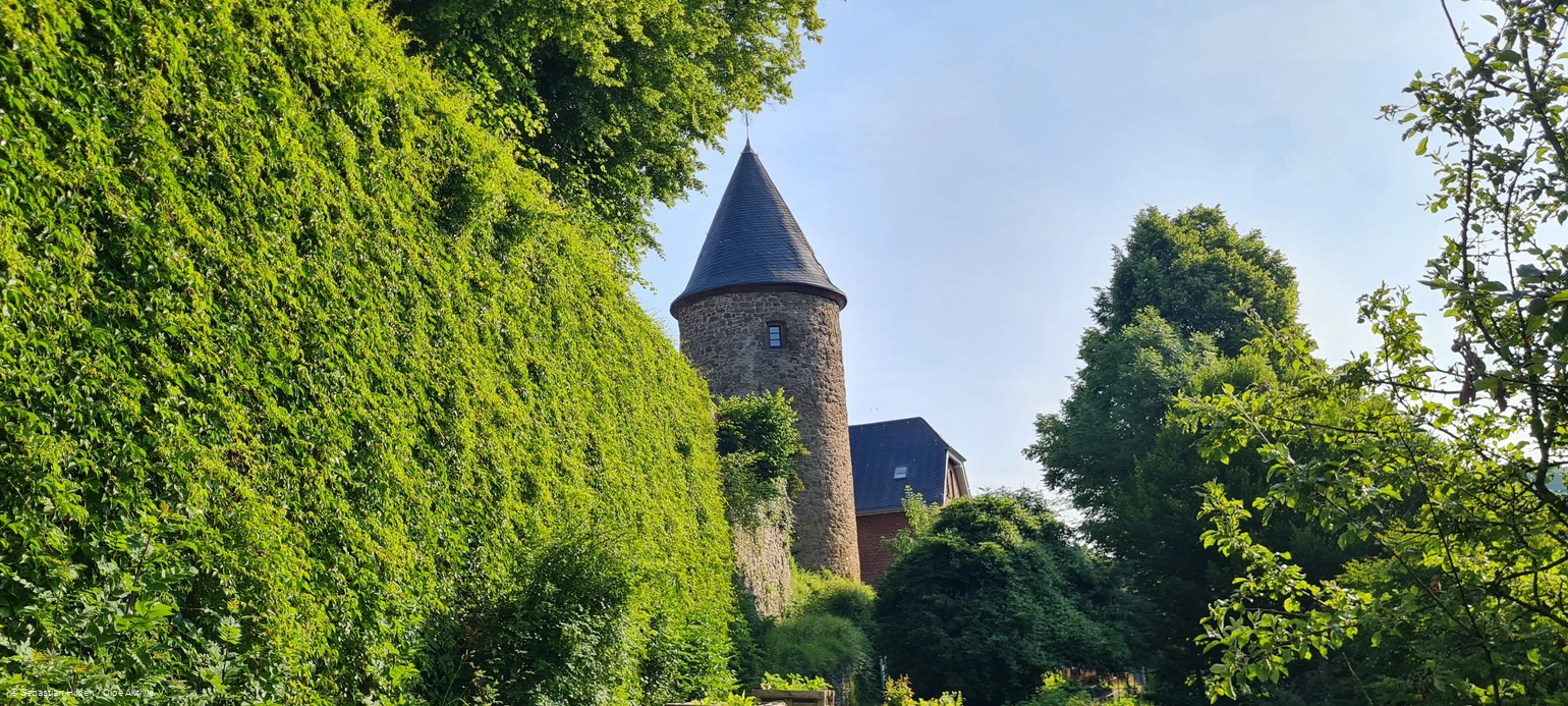 Hexenturm mit Stadtmauer an Lüttges Pörtgen