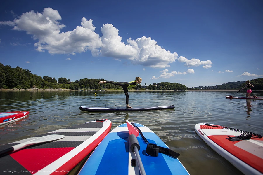 Standwaage auf einem SUP auf dem Hennesee