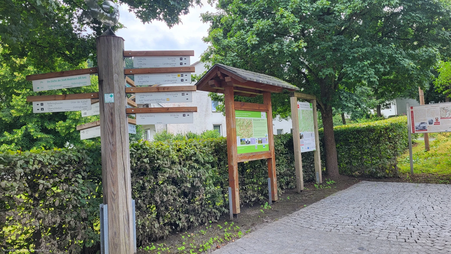 Wanderportal in der Dorfmitte von Titmaringhausen