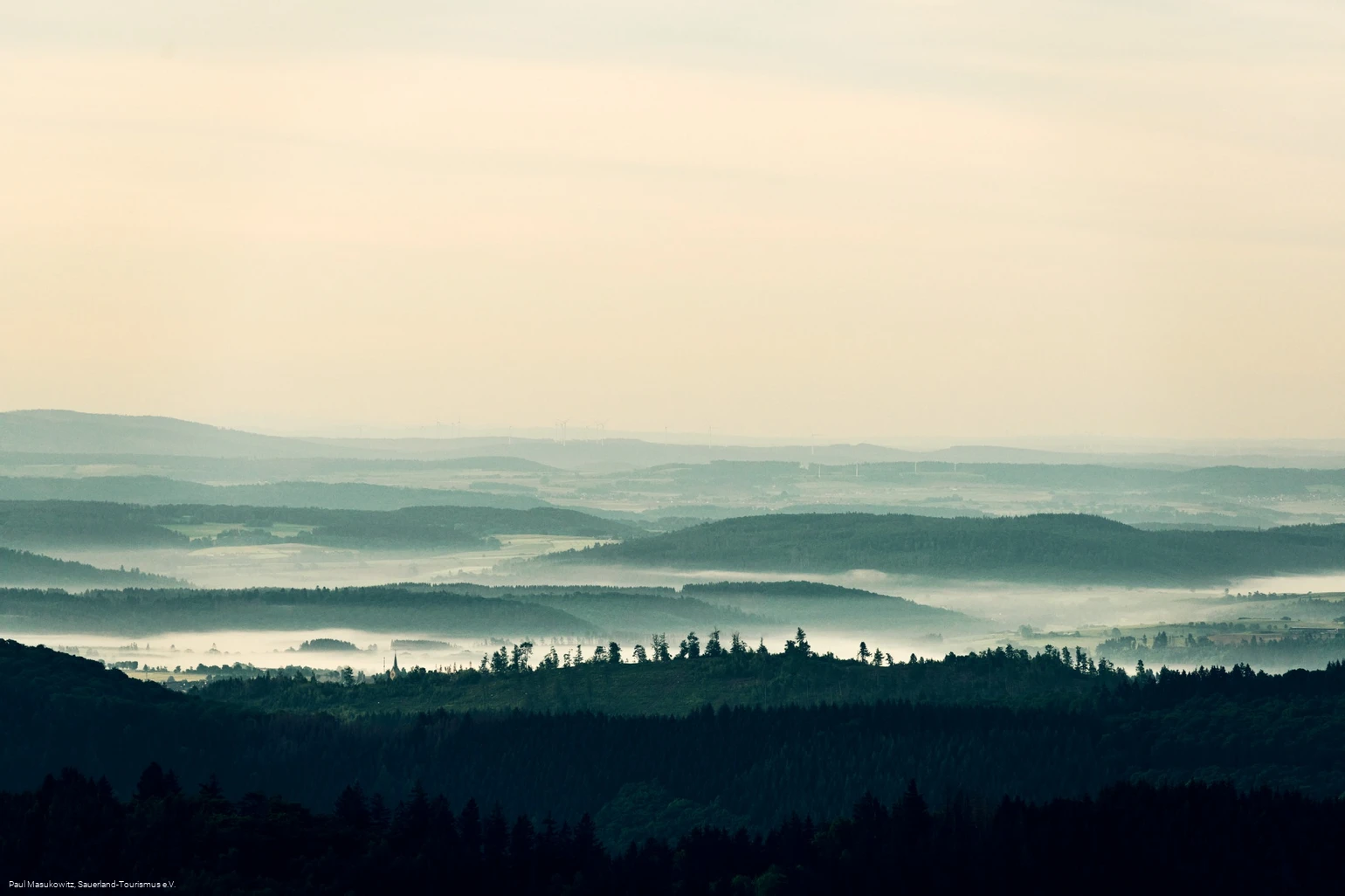 Wolken und Nebelmeer über dem Sauerland