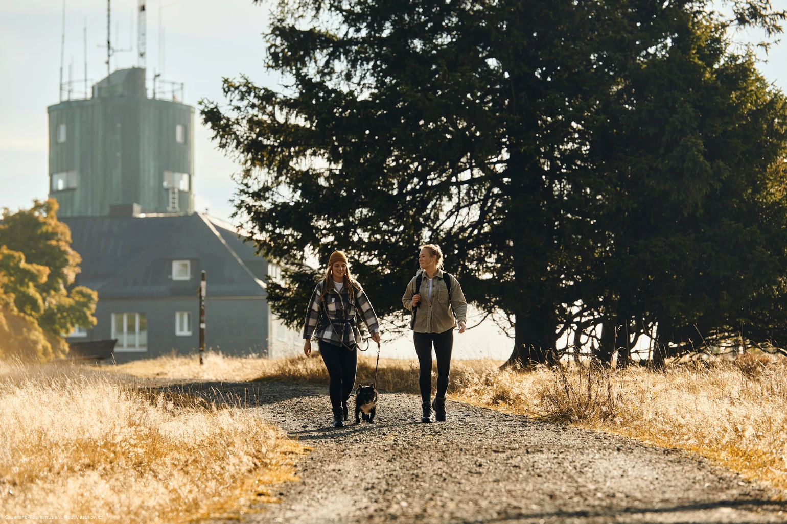 Zwei Wanderinnen auf dem Kahlen Asten