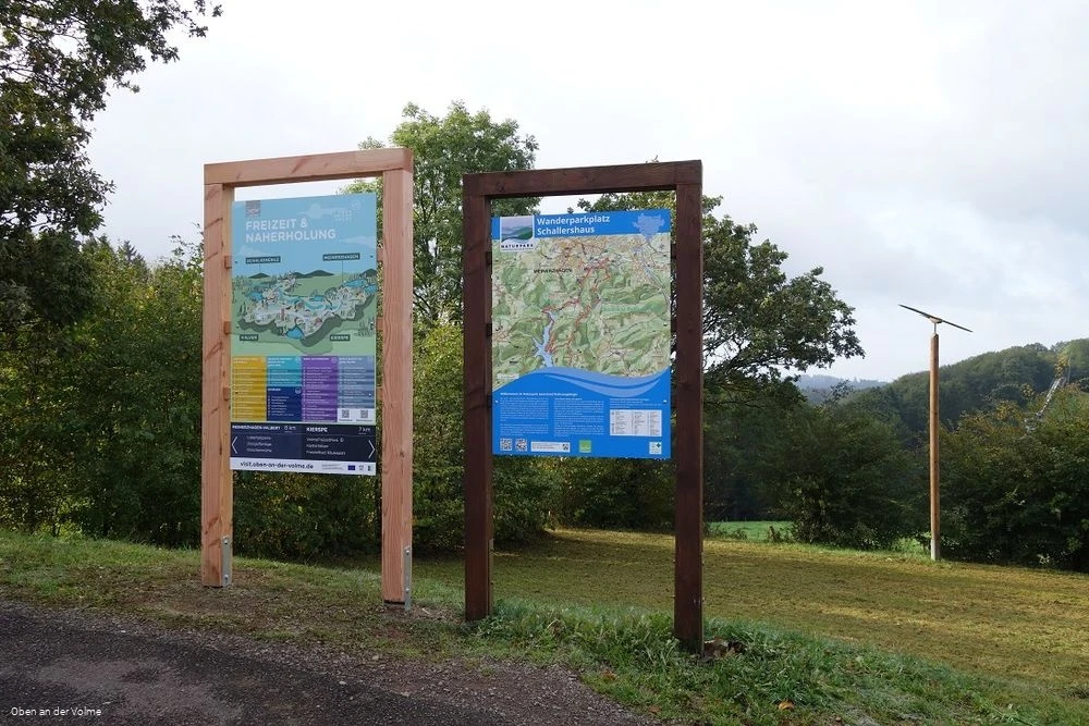 Infotafeln am Rande des Parkplatzes
