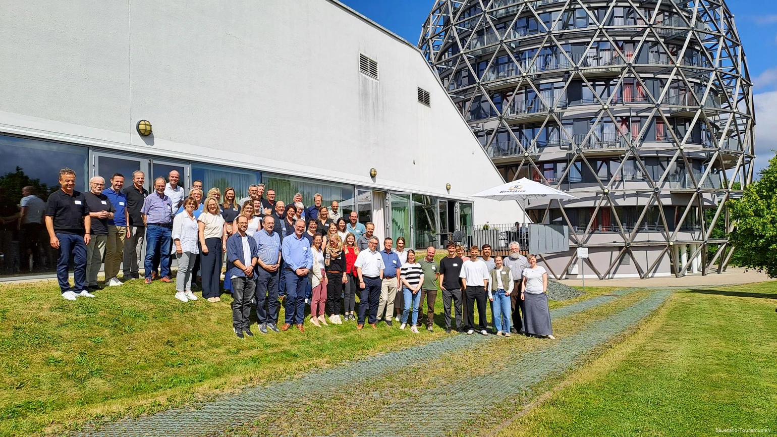 Die Teilnehmer des Rothaarsteig-Workshops stehen draußen vor dem Oversum in Winterberg.