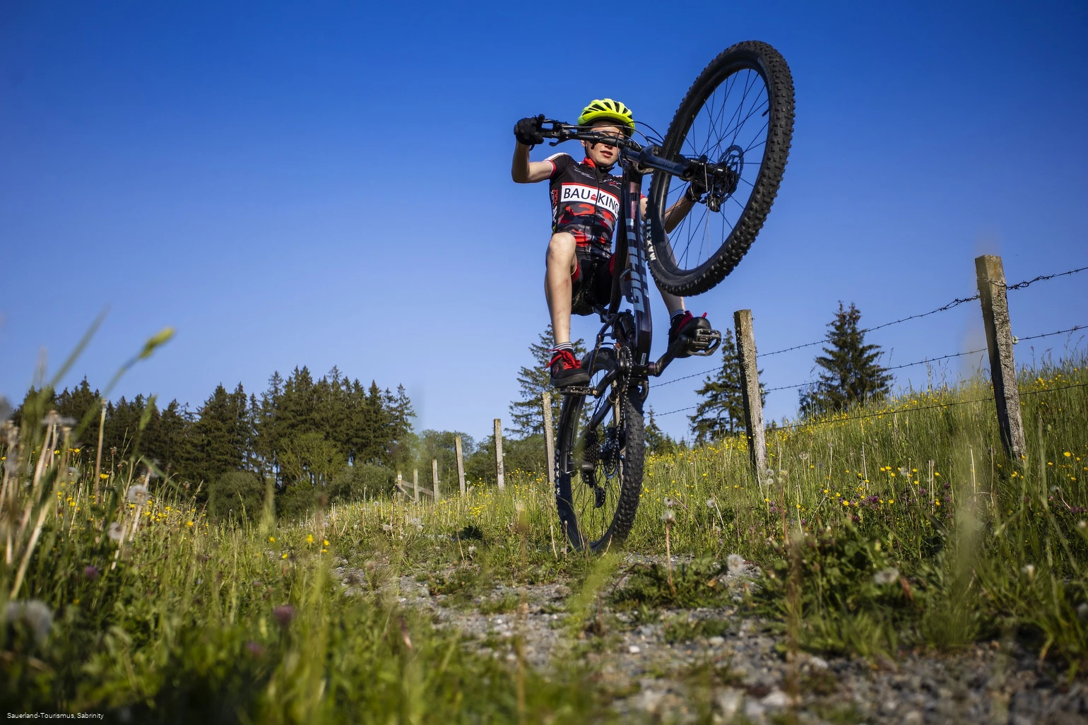Junge auf Mountainbike akrobatisch