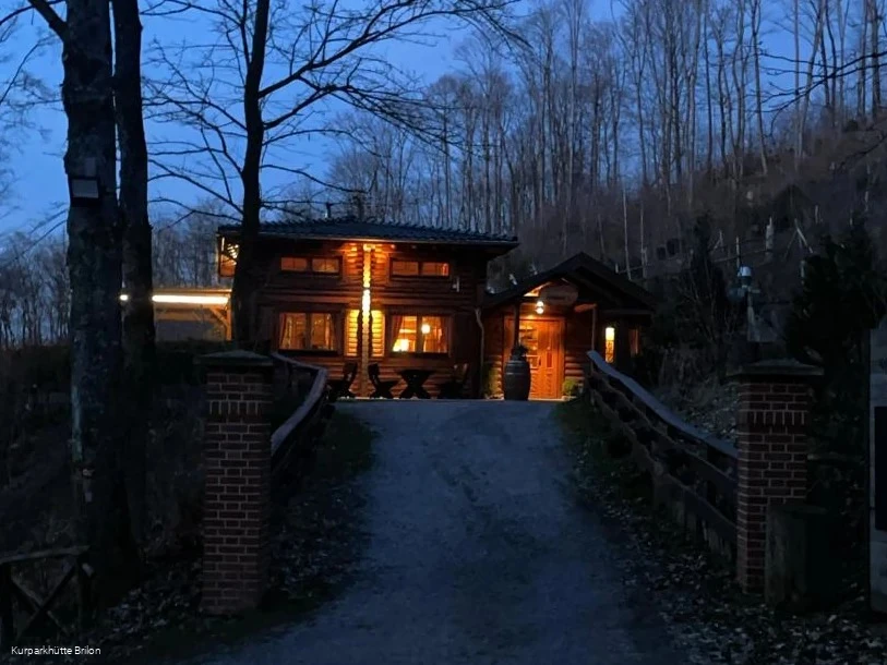 Kurparkhuette_BeiNacht.JPG Kurparkhuette_BeiNacht.JPG