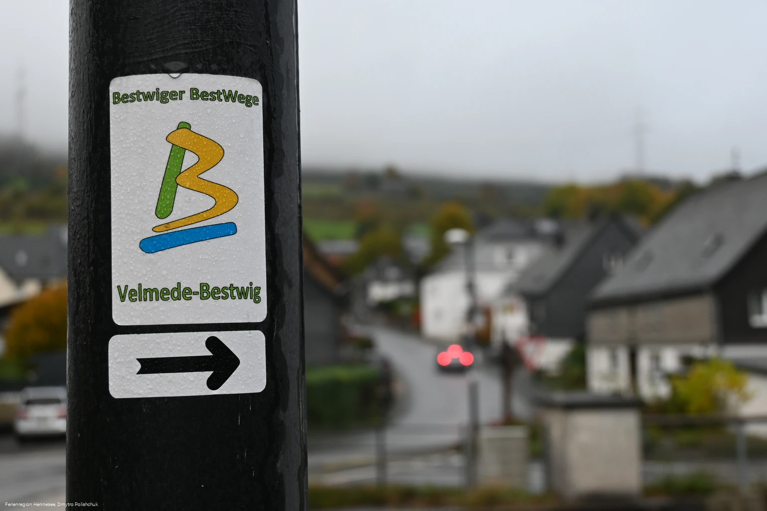 Wegweiser BestWeg Velmede-Bestwig mit dem Blick auf die Kanalstraße