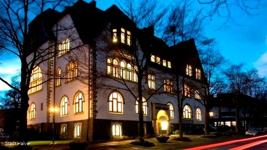 Das Halveraner Rathaus in der Dämmerung