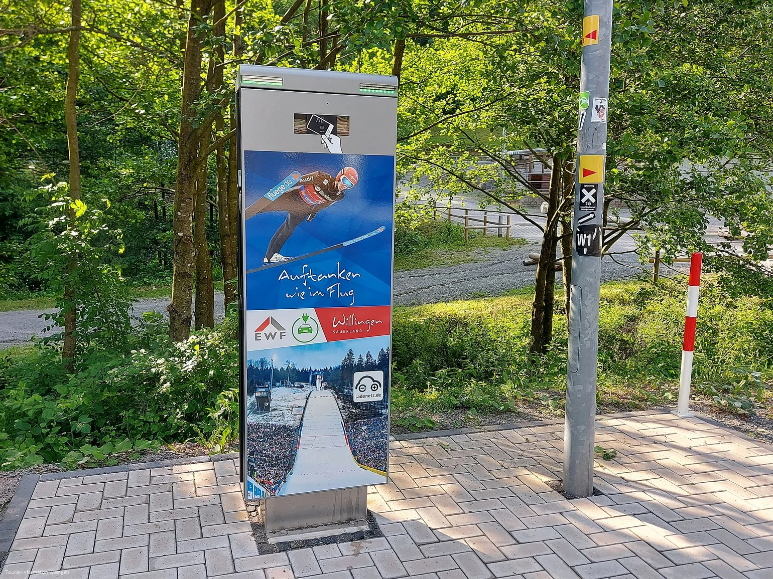 Original E-Ladesäule Vorderseite Mühlenkopfschanze Copyright Tourist-Information Willingen CC BY-SA.jpg