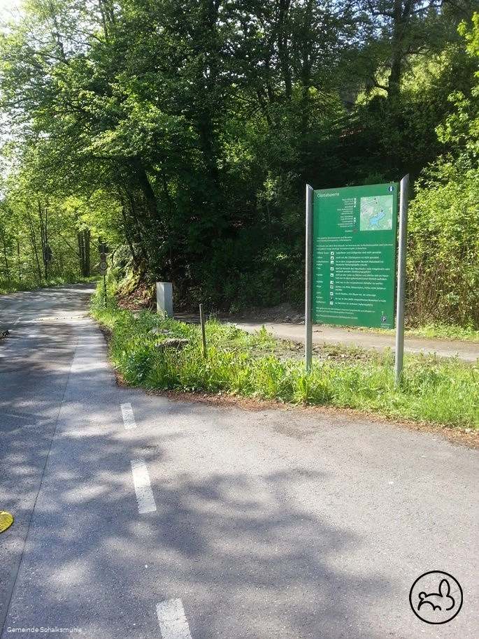 Infotafel rund um die Glör am Straßenrand