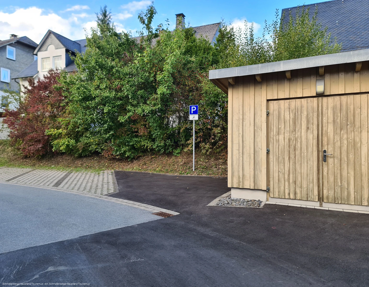 Barrierefreier Parkplatz am Holz- und Touristikzentrum Schmallenberg