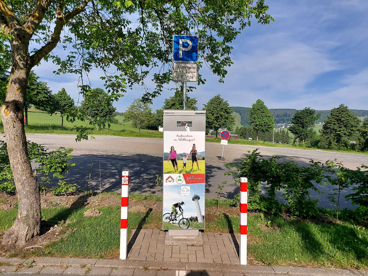 Original E-Ladesäule TI Parkplatz Copyright Tourist-Information Willingen CC BY-SA.jpg